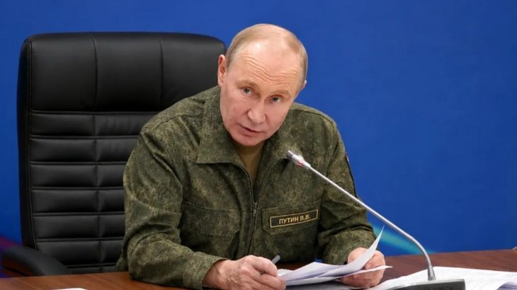Vladimir Putin v uniformě