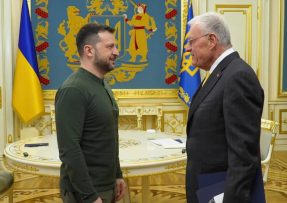 Volodymyr Zelenskyj při jednání