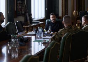 Zelenskyj jedná s vojenskými veliteli