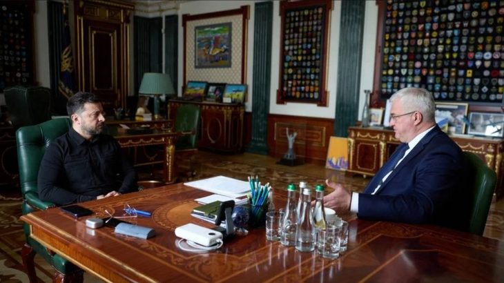 Volodymyr Zelenskyj při jednání
