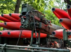Rakety na nabíjecím vozidle pro BM-27 Uragan