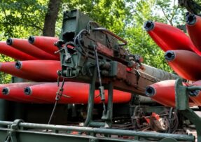 Rakety na nabíjecím vozidle pro BM-27 Uragan