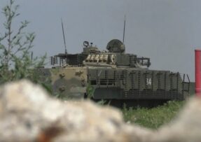 BMP-3 s klecovou nástavbou