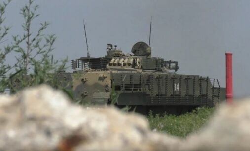 BMP-3 s klecovou nástavbou