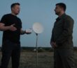 Elon Musk a Volodymyr Zelenskyj u přijímače Starlinku