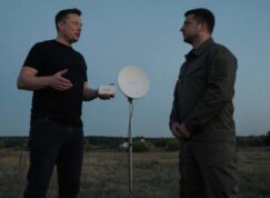 Elon Musk a Volodymyr Zelenskyj u přijímače Starlinku