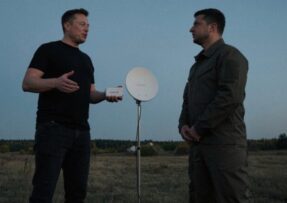 Elon Musk a Volodymyr Zelenskyj u přijímače Starlinku