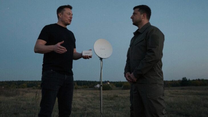 Elon Musk a Volodymyr Zelenskyj u přijímače Starlinku