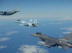 F-16 vyprovází ruská letadla