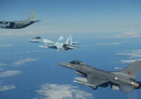 F-16 vyprovází ruská letadla