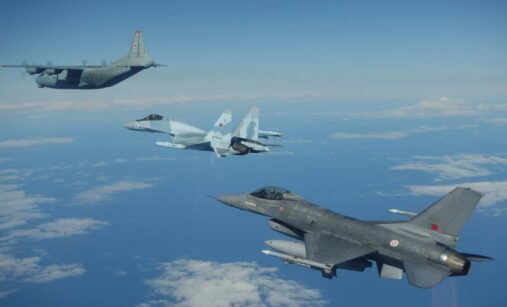 F-16 vyprovází ruská letadla