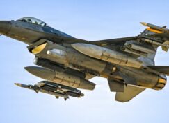 F-16 s výzbrojí