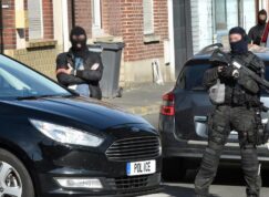 Policisté z protiteroristické jednotky a francouzské zpravodajské služby DGSI