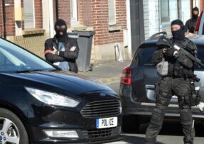 Policisté z protiteroristické jednotky a francouzské zpravodajské služby DGSI