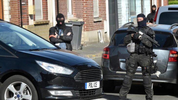 Policisté z protiteroristické jednotky a francouzské zpravodajské služby DGSI