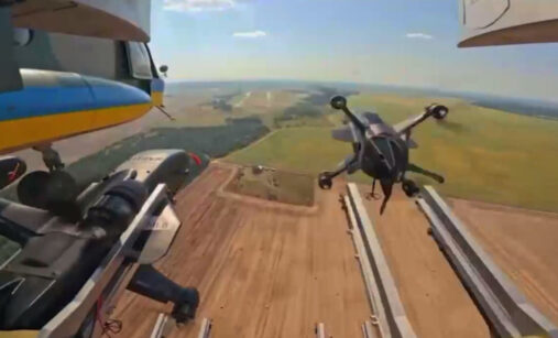 Interceptorový dron odpálený z Mi-8