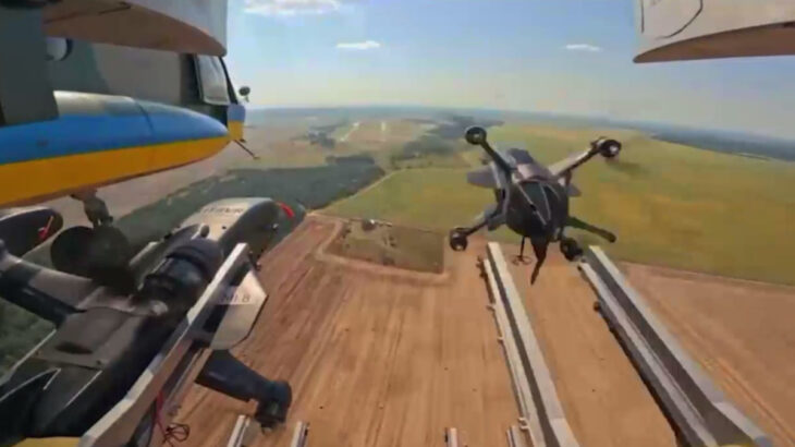Interceptorový dron odpálený z Mi-8