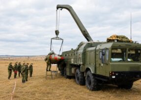 Nakládka rakety Iskander