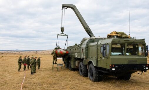 Nakládka rakety Iskander