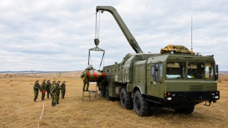 Nakládka rakety Iskander