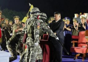 Kim Čong-un a severokorejští vojáci