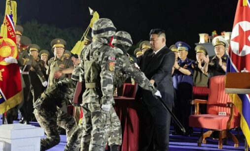 Kim Čong-un a severokorejští vojáci