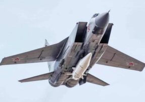 MiG-31K se střelou Kinžal