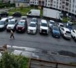 Parkoviště u Kyjeva plné aut