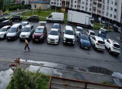 Parkoviště u Kyjeva plné aut