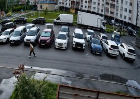 Parkoviště u Kyjeva plné aut