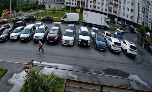 Parkoviště u Kyjeva plné aut