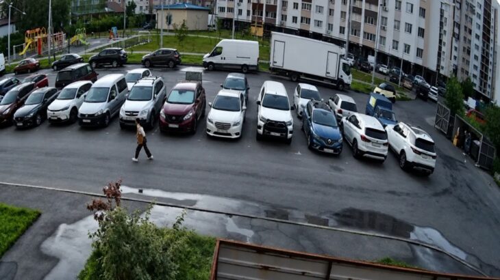 Parkoviště u Kyjeva plné aut