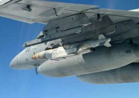 Řízená bomba GBU-75 na Super Hornetu
