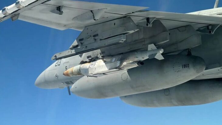 Řízená bomba GBU-75 na Super Hornetu