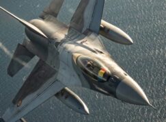 Rumunská F-16 nad mořem