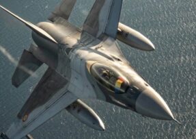 Rumunská F-16 nad mořem