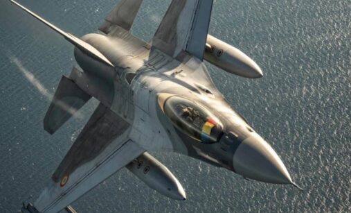 Rumunská F-16 nad mořem