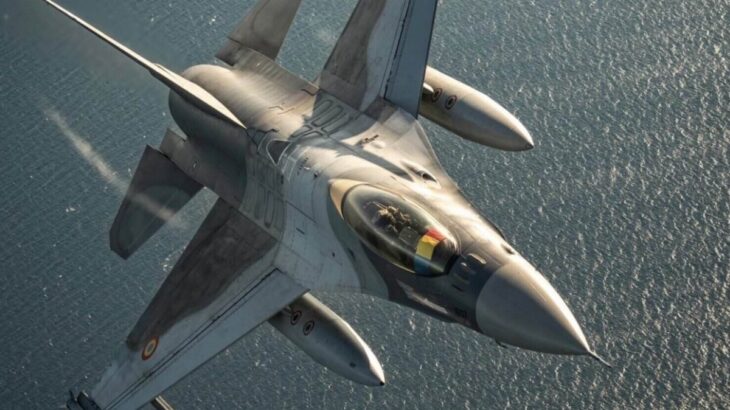 Rumunská F-16 nad mořem