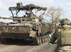 Ruské BMP-2 s ruským vojákem