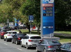 Kolona u benzinky v Rusku