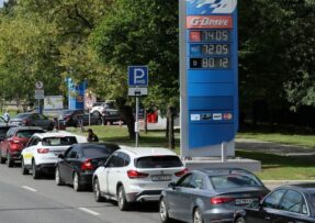 Kolona u benzinky v Rusku