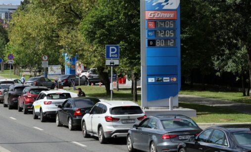 Kolona u benzinky v Rusku