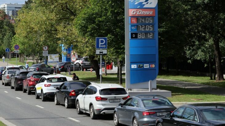 Kolona u benzinky v Rusku