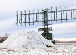 Ruský radar Niobium maskovaný ve sněhu