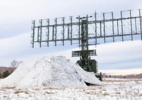 Ruský radar Niobium maskovaný ve sněhu