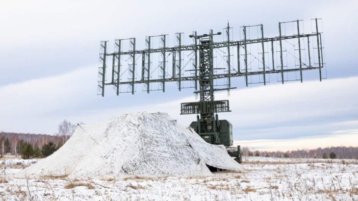 Ruský radar Niobium maskovaný ve sněhu