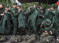 Ruští vojáci, branci fasují uniformu