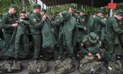 Ruští vojáci, branci fasují uniformu