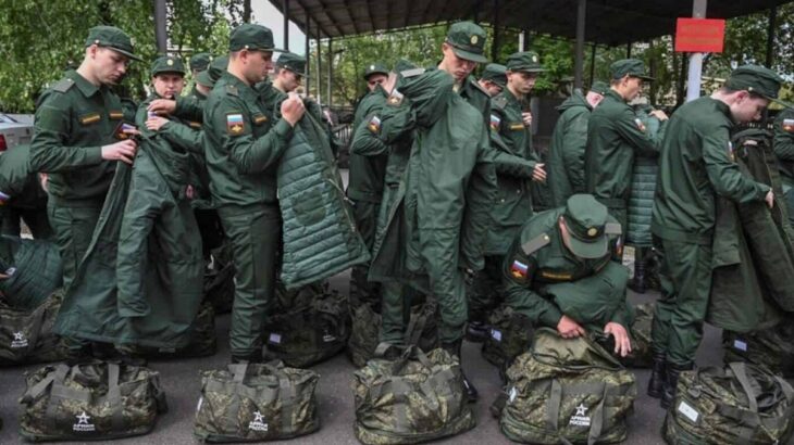 Ruští vojáci, branci fasují uniformu