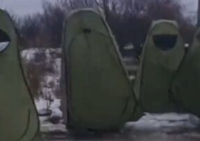 Ruští vojáci ve stanech proti dronům